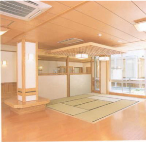 木調の天井と畳敷きの広々とした共用スペース。採光良好で明るい雰囲気。
